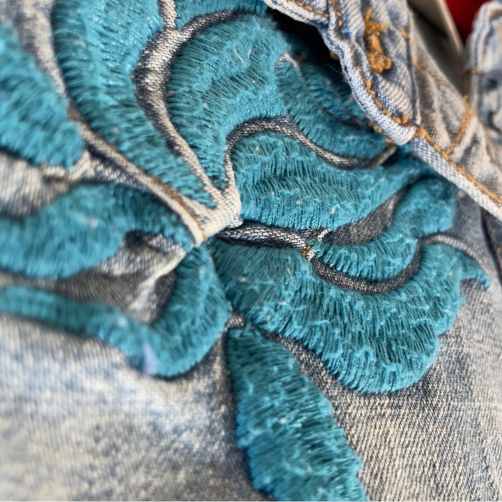 Vintage Western Denim Blue Floral Embroidered Denim Shirt - Cowgirl Chic! 🌸🤠- Picture 3 of 16